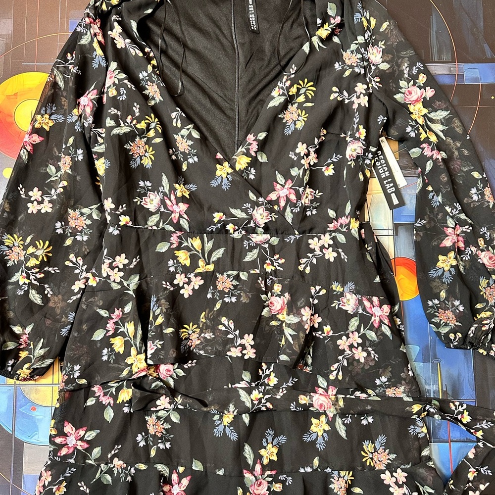 NWT DESIGN LAB L&T Black Floral Tiered V-Neck Mini Dress L Long Sleeve Ruffle